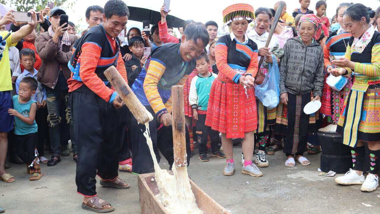 The culture of the Giay ethnic group - Experiencing the making of 'banh day' (3)